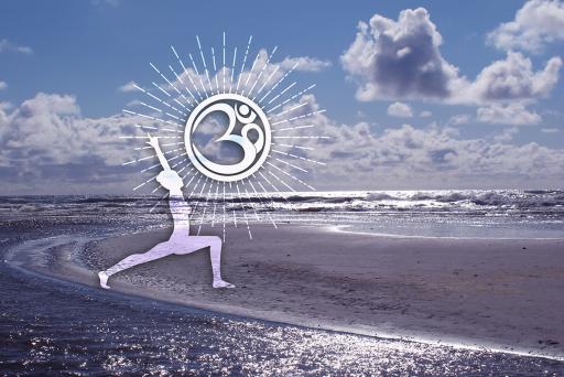 Yoga Pose der Held am Strand mit OM