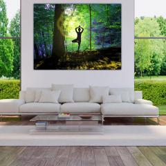 Yoga Haltung Baum Vrikshasana im Wald mit Blume des Lebens 
