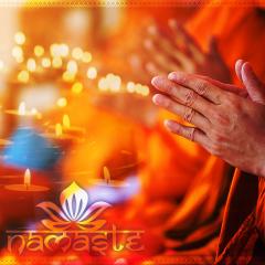 Yogigruss Namaste in Wohlfühlfarben mit Kerzenschein